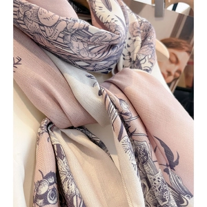 Écharpe élégante en soie à imprimé floral avec texture sergée et motifs botaniques pastel