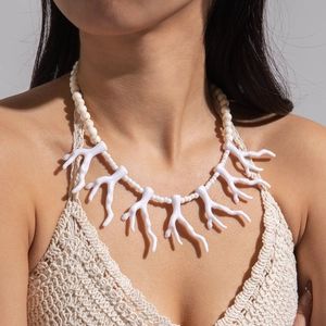 Collier corail blanc bohème avec perles pour femmes sur une tenue de vacances d'été