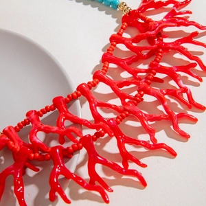 Détail du collier de corail rouge avec perles turquoise au style bohème chic