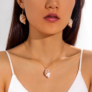 Golden sea shell pendant necklace and earrings set for women's beach vacation style