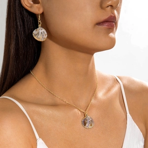 Golden shell pendant necklace and earrings set for elegant summer beach vacations