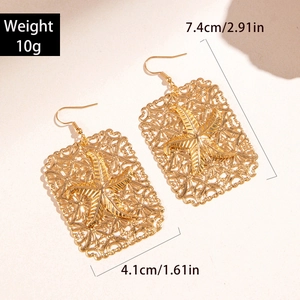Detailansicht goldene Boho-Ohrringe mit Seestern und Maßen 7,4 cm mal 4,1 cm
