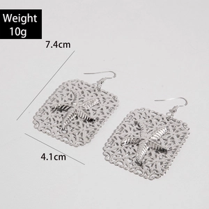 Detailansicht der silbernen Seestern-Ohrhänger mit Maßen von 7,4 cm Höhe und 4,1 cm Breite