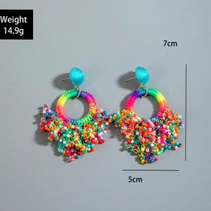Detailed view of bohemian leaf-shaped raffia earrings with dimensions 7x5cm and 14.9g weight