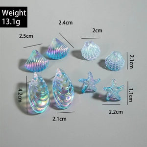 Dettaglio del set di orecchini in acrilico iridescente con conchiglia e stella marina