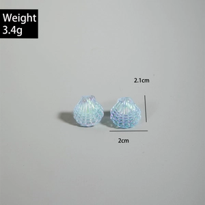 Vista dettagliata degli orecchini a conchiglia blu con dimensioni e peso esatti