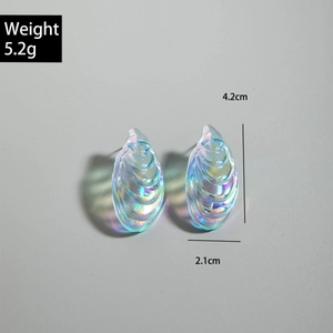 Vista macro di orecchini a conchiglia iridati con specifiche di peso e dimensioni 4,2 cm