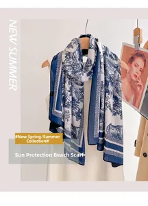 Détail de l'imprimé floral Toile de Jouy bleu et blanc sur un châle de plage léger
