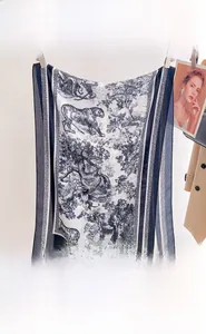 Détail d'un foulard en soie vintage bleu et blanc avec motifs de tigre et jungle en toile