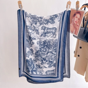 Écharpe en soie Toile de Jouy vintage avec imprimé jungle bleue et faune sauvage