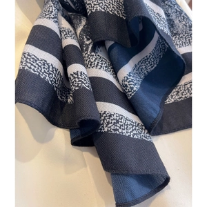 Écharpe en soie à motif végétal vintage avec imprimés léopard élégants noir et blanc