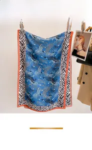 Blauer Seidenschal mit Zebra-Muster und modischen Akzenten in einer Alltagsszene