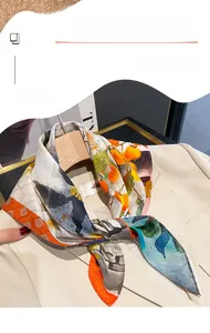 Gros plan d'un foulard en soie léger imprimé noué sur le revers d'un tailleur beige