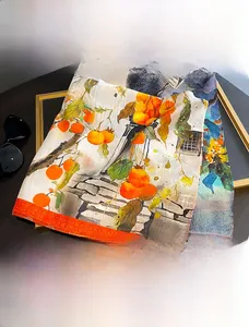 Détail d'un foulard en soie avec imprimé orange, mélange 70% coton et 30% soie pure