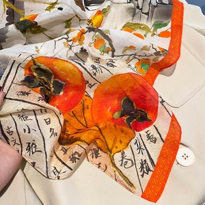 Foulard en soie vintage avec motifs kakis et calligraphie sur veste beige