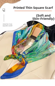 Détail d'un foulard carré fin imprimé porté sur le revers d'un tailleur beige chic