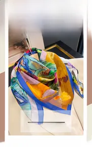 Détail de foulard en soie et coton avec imprimé artistique abstrait aux tons vifs