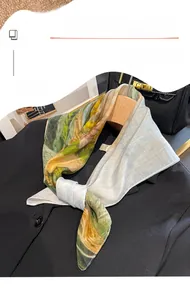 Détail d'un foulard en soie léger avec imprimé floral artistique et texture transparente