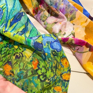Foulard en soie artistique avec imprimé floral élégant et finition satinée brillante
