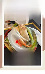 Texture détaillée d'un foulard léger en coton de soie avec imprimé floral artistique