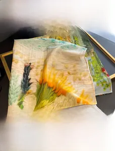 Détail du foulard 65x65cm à imprimé tournesol en mélange de coton et soie de mûrier