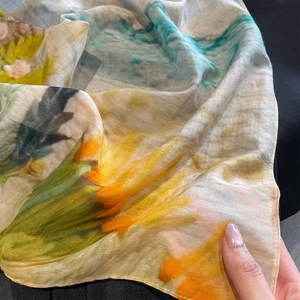 Foulard en soie artistique à imprimé floral avec un tissu léger et des fleurs jaunes