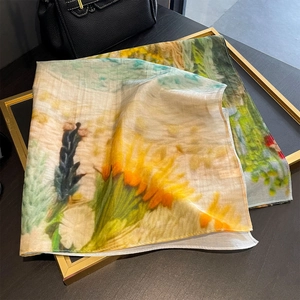 Écharpe en soie à imprimé floral artistique dans un cadre doré pour un look luxueux