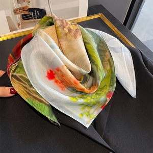 Foulard en soie à imprimé floral artistique avec finition satinée sur cintre en bois