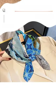 Carré en soie et coton à motif floral noué sur le col d'un blazer beige élégant