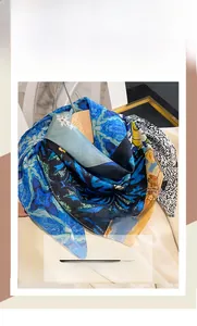 Carré en soie et coton bleu artistique montrant la texture légère et respirante du tissu