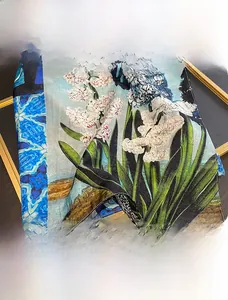 Détail du foulard 65x65cm en soie et coton avec motif floral, 70% coton et 30% soie