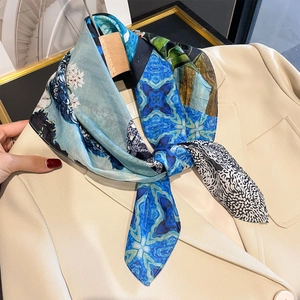 Foulard en soie bleu à motifs patchwork et zèbre sur un blazer beige chic
