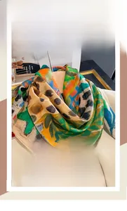Dettaglio del foulard quadrato in seta e cotone con vivace stampa floreale artistica