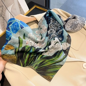 Foulard en soie artistique à motif iris de van gogh sur manteau beige chic