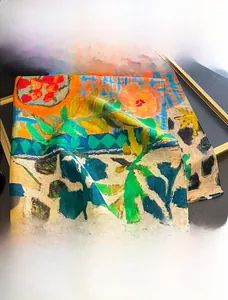Dettaglio della stampa floreale su foulard 65cm in seta e cotone di alta qualità