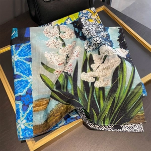 Détail d'un carré de soie avec motifs d'iris à l'huile et coutures précises