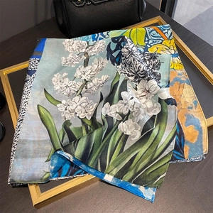 Carré en soie à imprimé floral avec motifs botaniques et papillons sur un cadre doré
