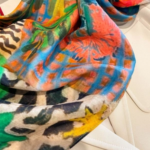Elegante sciarpa in seta con stampa floreale e leopardata su un blazer beige, stile chic