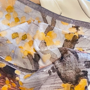 Eleganter grauer Seidenschal mit gelbem Blumenmuster für sommerlichen Sonnenschutz