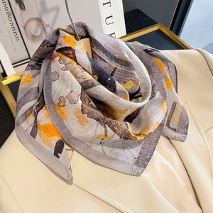 Seidenschal mit abstraktem Blumendruck auf beigem Blazer für einen eleganten Sommerlook