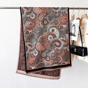 Détail d'un châle vintage à motif cachemire avec franges et texture jacquard