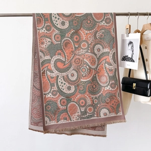 Détail du châle vintage à imprimé cachemire avec franges et texture épaisse