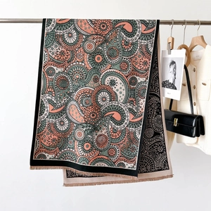 Châle vintage élégant à motif cachemire et franges sur cintre pour tenue d'automne hiver
