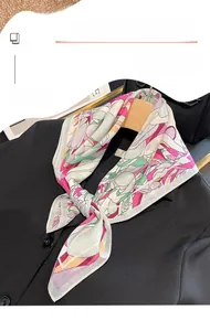 Dettaglio di un piccolo foulard a fiori abbinato a un blazer nero professionale elegante