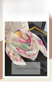 Dettaglio foulard quadrato in seta e cotone a fiori drappeggiato su un abito nero formale