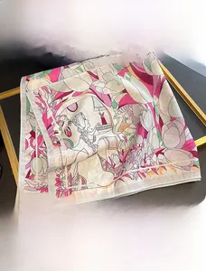 Dettaglio di un foulard in seta con 70% cotone e 30% seta di gelso e stampa floreale