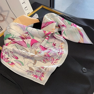 Foulard quadrato in seta con stampa floreale artistica su blazer nero elegante