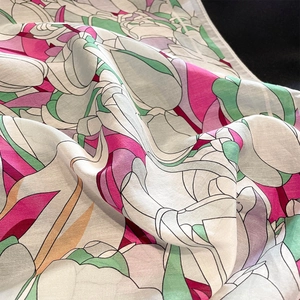 Foulard in seta con stampa floreale vivace e morbida consistenza per l'estate 2025