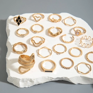 Détail de l'ensemble de bagues dorées bohèmes avec motifs serpent, cœur et Love