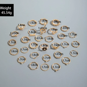Lot de 26 bagues dorées avec motifs serpent, cœur et soleil, poids 45,54g